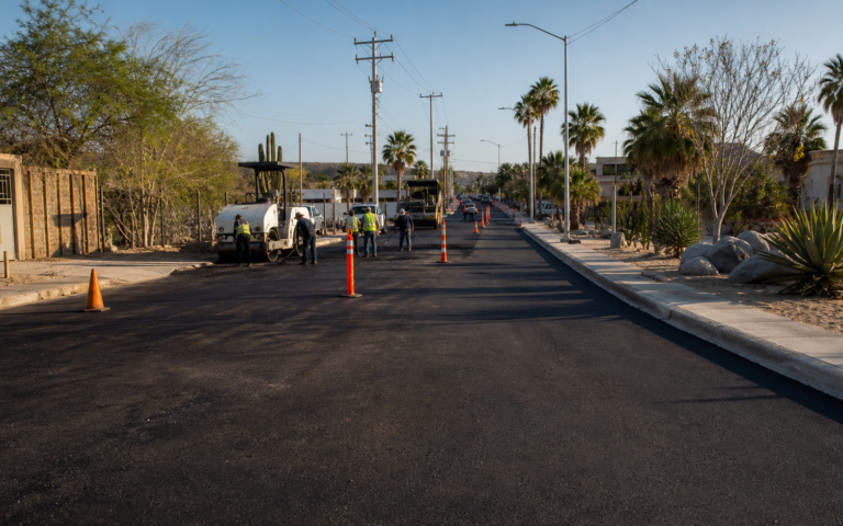 Imagen editorial de una calle en rehabilitacion y servicios publicos en Los Cabos